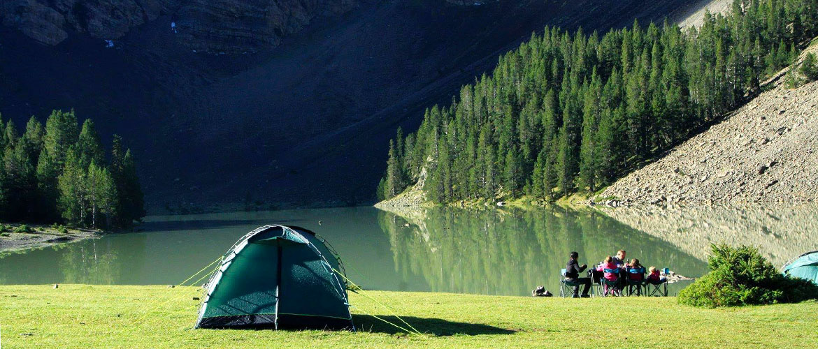 Senderismo en la naturaleza, acampada en un lago de montaña