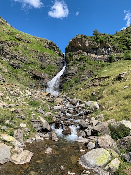 Agua de fuentes en el Pirineos - Viajar sostenible Chill-Outdoor