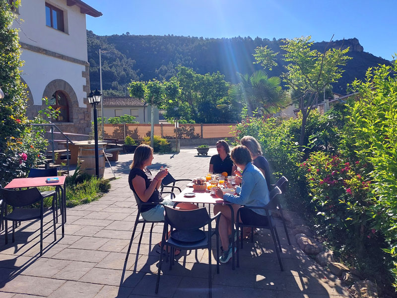 Desayuno en la terraza de la cafetería Chill-Outdoor - Viaje de lustrum en Chill-Outdoor