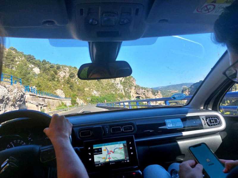 Conducción por las montañas hacia las actividades - Viaje a Lustrum en Chill-Outdoor 