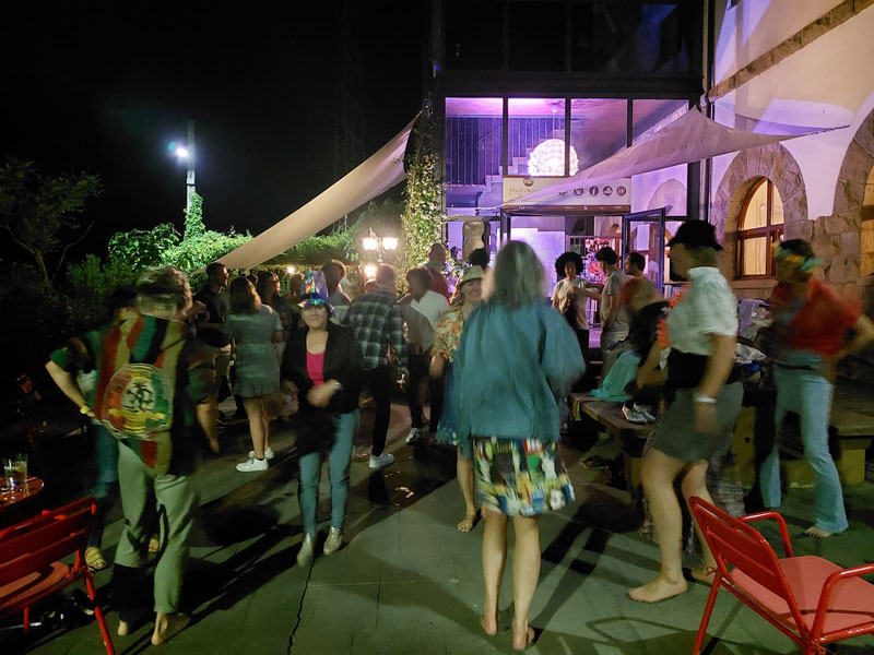 DJ y fiesta en la terraza del Chill-Outdoor Café - Viaje de Lustrum en el Chill-Outdoor