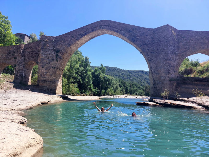 Último día de baño en el frío río Ésera - Viaje a Lustrum en Chill-Outdoor
